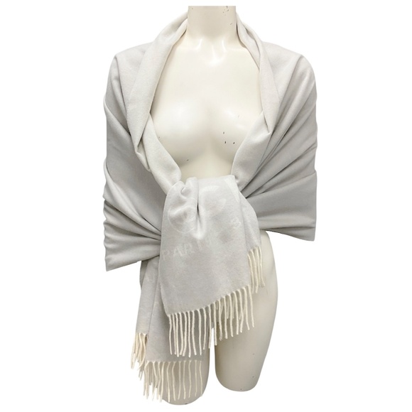 CHANEL GREY / IVORY 31 RUE CAMBON PARIS FRINGED LARGE CASHMERE SCARF - Picture 4 of 8